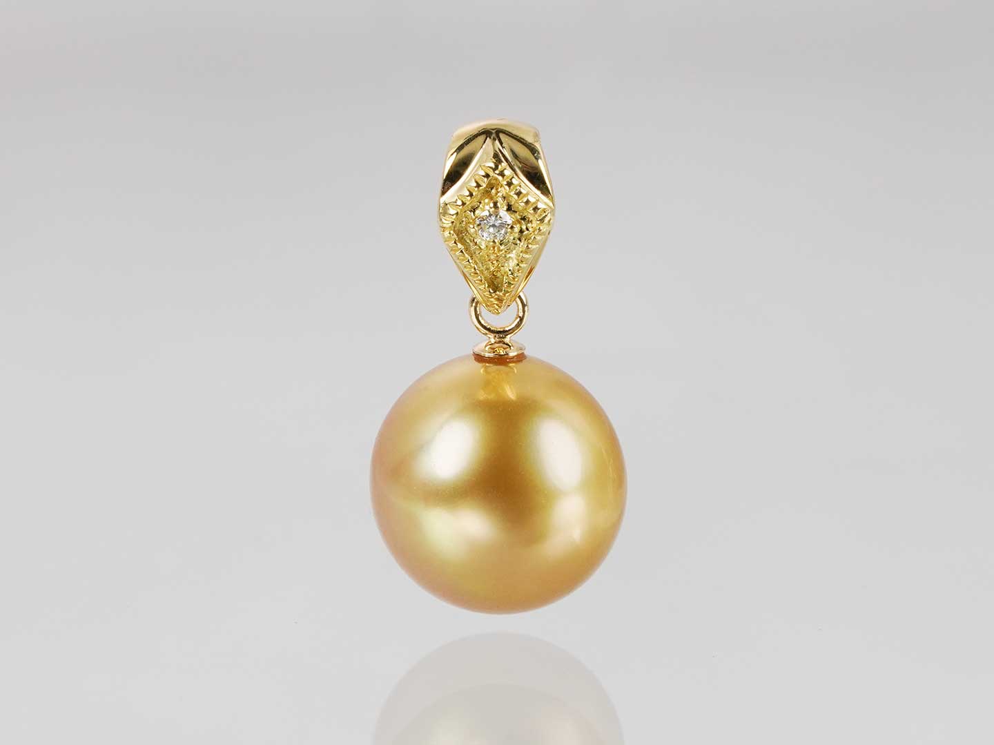 Gold pearl × Diamond charm 10.2mm /ゴールド真珠（パール）、ダイヤモンド（クリア）