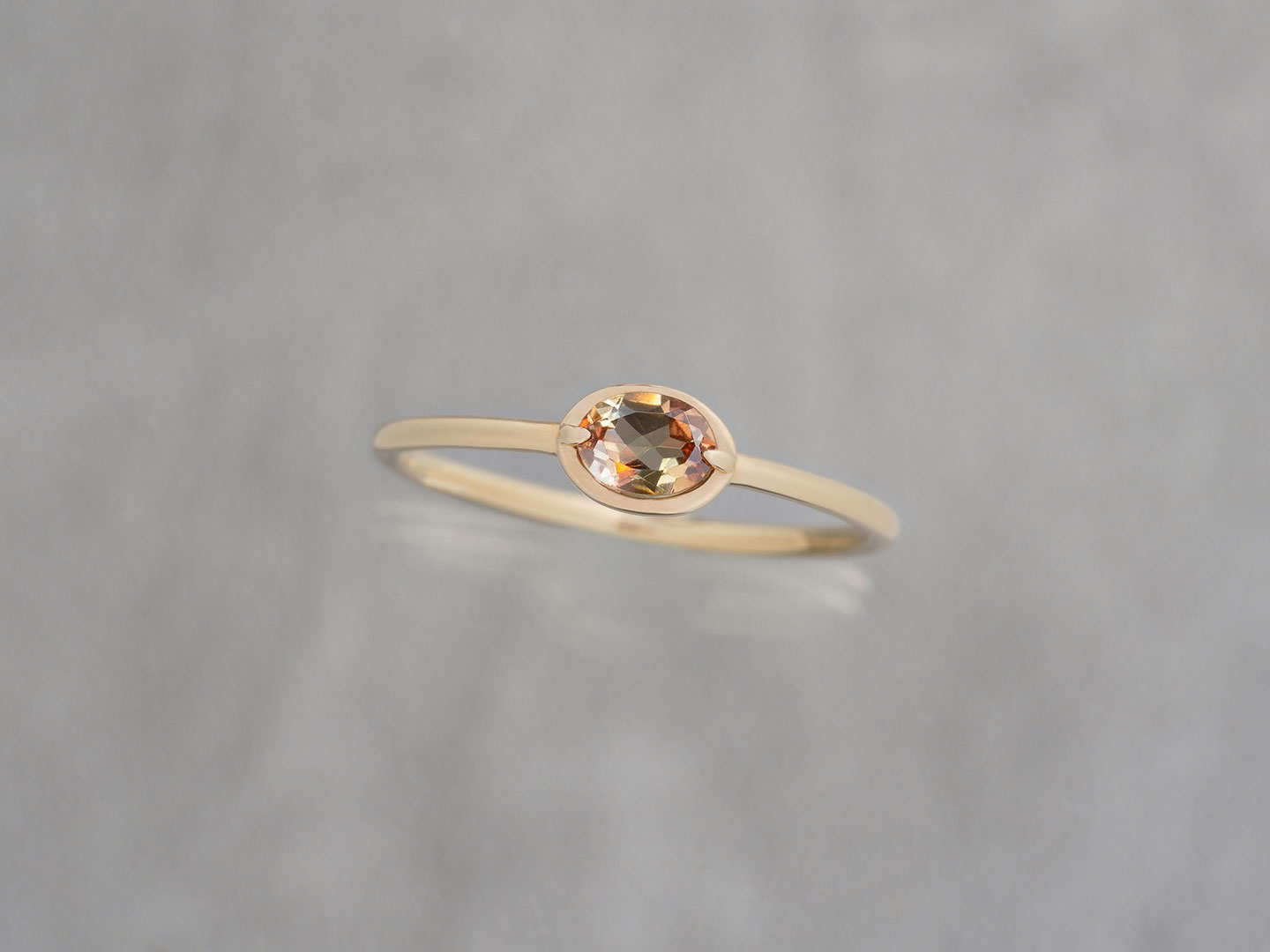 Andalusite oval pinky ring /アンダルサイト. | Hariqua 